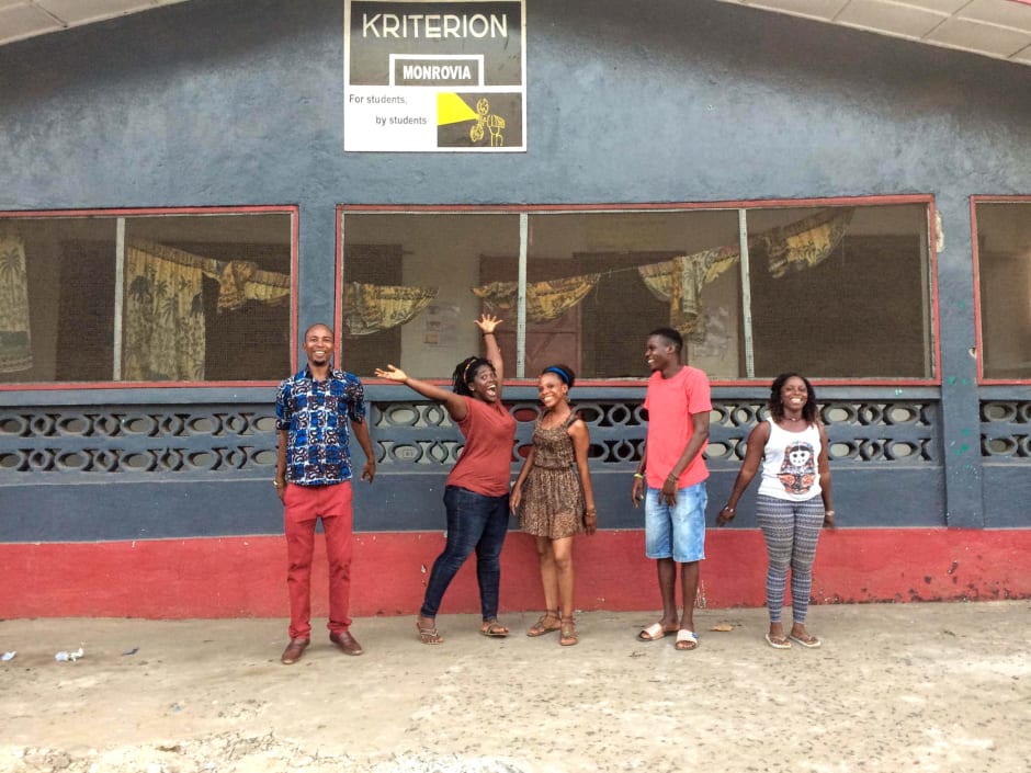 De Liberiaanse studenten bij hun kantoor in Monrovia.